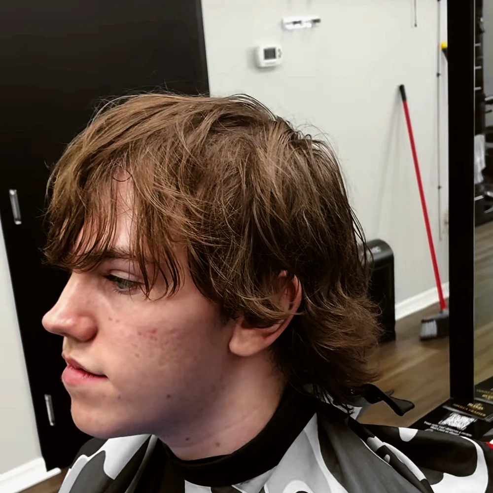 Pelo largo y crecido, de perfil, antes del corte